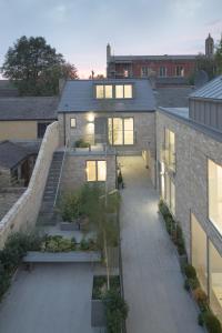 an external view of a brick building with a courtyard at Citystay - Midsummer Mews in Cambridge