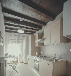 貝加莫的住宿－Divino Suite 2.0，厨房配有水槽和炉灶 顶部烤箱