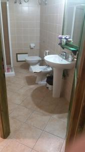 ドームス・デ・マリーアにあるL'Onda Bluのバスルーム(洗面台2台、トイレ付)