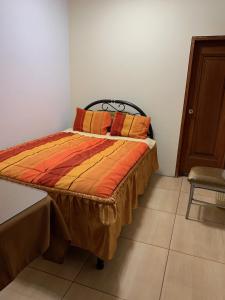 Una cama o camas en una habitación de Tinoco Apart Hotel