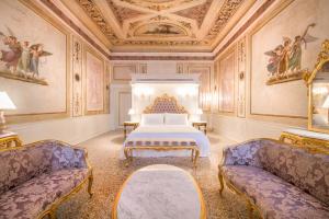 Ca' Bonfadini Historic Experience في البندقية: غرفة نوم بسرير وكوبين