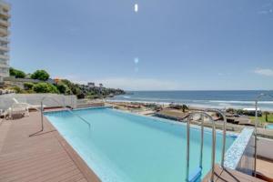 een zwembad met uitzicht op de oceaan bij Concón, depto "Costa Borgoño" frente a playa La Boca in Concón