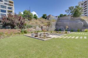 een park met een bank in het midden van een veld bij Concón, depto "Costa Borgoño" frente a playa La Boca in Concón