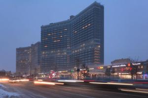 モスクワにあるMary Poppins Arbatの車が通りを走る高層ビル