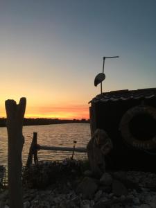 ヴォー・シュル・メールにあるLogis de Mélisandreの水の海岸の夕日