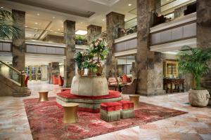 um lobby com uma grande fonte com flores em Michelangelo Hotel em Nova York