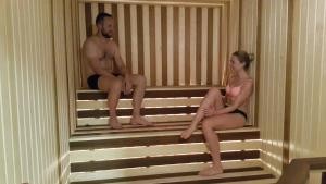 Um homem e uma mulher estão sentados numa cela. em Auksinė gervė em Berżory