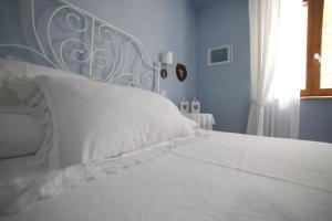 En eller flere senge i et værelse på Casale Caldarette