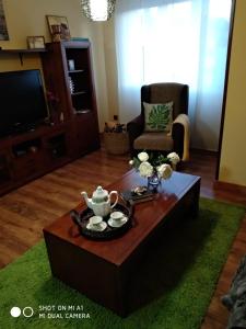 a living room with a coffee table and a tv at Calle Maliayo in Villaviciosa