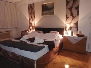 A bed or beds in a room at Heni Apartman