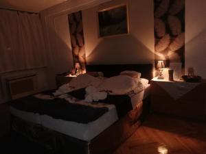 A bed or beds in a room at Heni Apartman