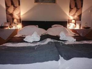 A bed or beds in a room at Heni Apartman