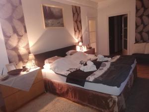 A bed or beds in a room at Heni Apartman