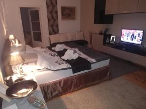 A bed or beds in a room at Heni Apartman