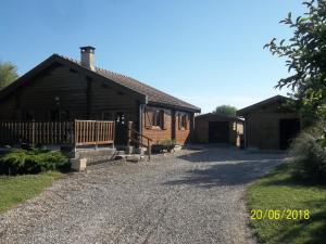 una cabaña de madera con entrada delante en ALAGUYAUDER LE GITE DE L'ETANCHEE, en Châtillon-sur-Broué