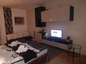 A bed or beds in a room at Heni Apartman
