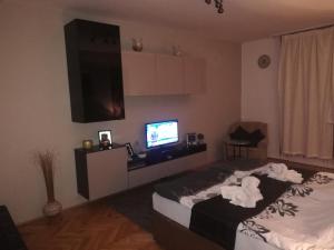 A bed or beds in a room at Heni Apartman