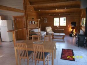 cocina y sala de estar con mesa y sillas en ALAGUYAUDER LE GITE DE L'ETANCHEE, en Châtillon-sur-Broué