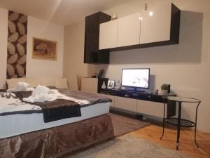 A bed or beds in a room at Heni Apartman