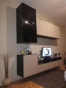 A television and/or entertainment centre at Heni Apartman