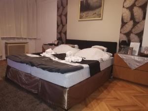 A bed or beds in a room at Heni Apartman