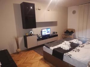A bed or beds in a room at Heni Apartman