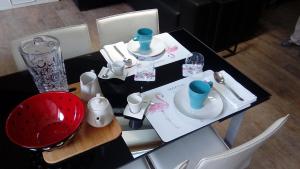 mesa de comedor con mesa roja y negra en Alloggio Fronte Egizio, en Turín