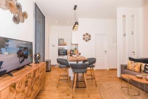 un soggiorno con grande TV e tavolo di Apartments Horizons a Spalato (Split)