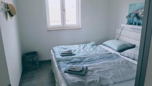 1 cama con 2 almohadas en una habitación en Soren-SUN Apt´s en Supetar