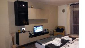 A television and/or entertainment centre at Heni Apartman
