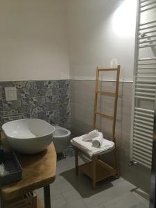 ein Badezimmer mit einem Spülbecken und einer Leiter in der Unterkunft Sagittabondo in Campobasso