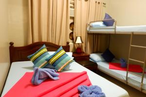 Postel nebo postele na pokoji v ubytování Connecting Flight Mactan Cebu Hostel + 14 fotografií