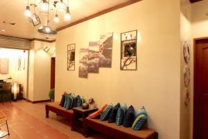 Et sittehjørne på Connecting Flight Mactan Cebu Hostel