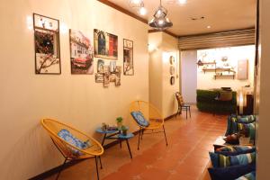 Et sittehjørne på Connecting Flight Mactan Cebu Hostel