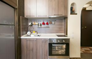 uma cozinha com um lavatório e um fogão em Spacious Apartment Next To Metro - Marousi em Atenas