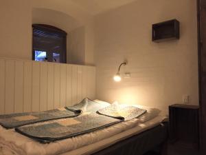 ein Bett mit zwei Kissen darüber in der Unterkunft Lille Degnbøl in Degnbøl