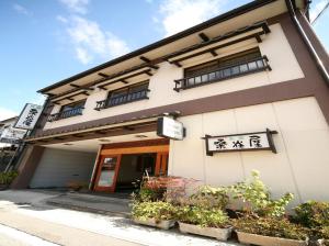 budynek z znakiem na boku w obiekcie Minshuku Kuwataniya w mieście Takayama