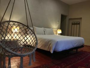 um quarto com uma cama de baloiço e uma cadeira em Hostal de Bianya em Vall de Bianya