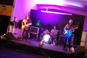 un groupe de personnes sur scène jouant de la musique dans l'établissement Slipway Hotel Motel, à Ballina