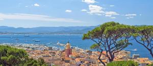 Una vista de una ciudad con barcos en el agua. en villa Gaby-chambres, en Menton