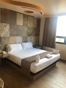 1 dormitorio con 1 cama grande en una habitación en Hotel Jard Inn Adult Only en Ciudad de México