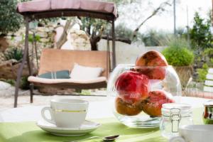 een fruitschaal op een tafel met een kopje koffie bij Le Gioie - Dimora Scalelle - Villetta con giardino e veranda vista mare in Torre Vado +39 foto's