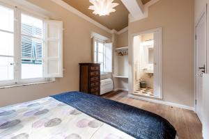 Letto o letti in una camera di Affordable suite with a view in the Heart of Lucca