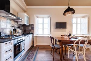 A kitchen or kitchenette at Affordable suite with a view in the Heart of Lucca Még 8 kép