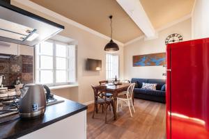 een keuken en een woonkamer met een rode koelkast bij Affordable suite with a view in the Heart of Lucca in Lucca