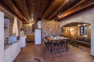 A kitchen or kitchenette at Rosalia Apartments
