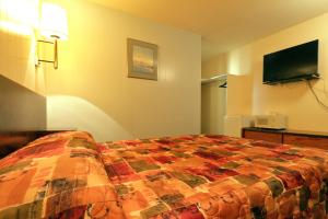 Postel nebo postele na pokoji v ubytování Sunset Motel