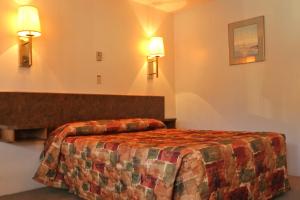 Postel nebo postele na pokoji v ubytování Sunset Motel