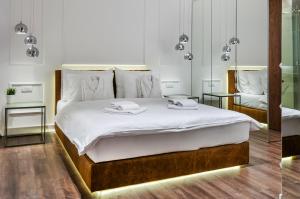 ein Schlafzimmer mit einem Bett mit zwei Handtüchern darauf in der Unterkunft Room 25 Belgrade in Belgrad