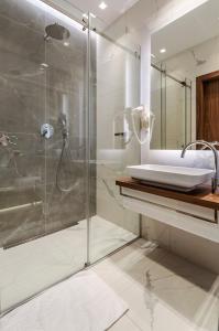 ein Bad mit einer Dusche und einem Waschbecken in der Unterkunft Room 25 Belgrade in Belgrad